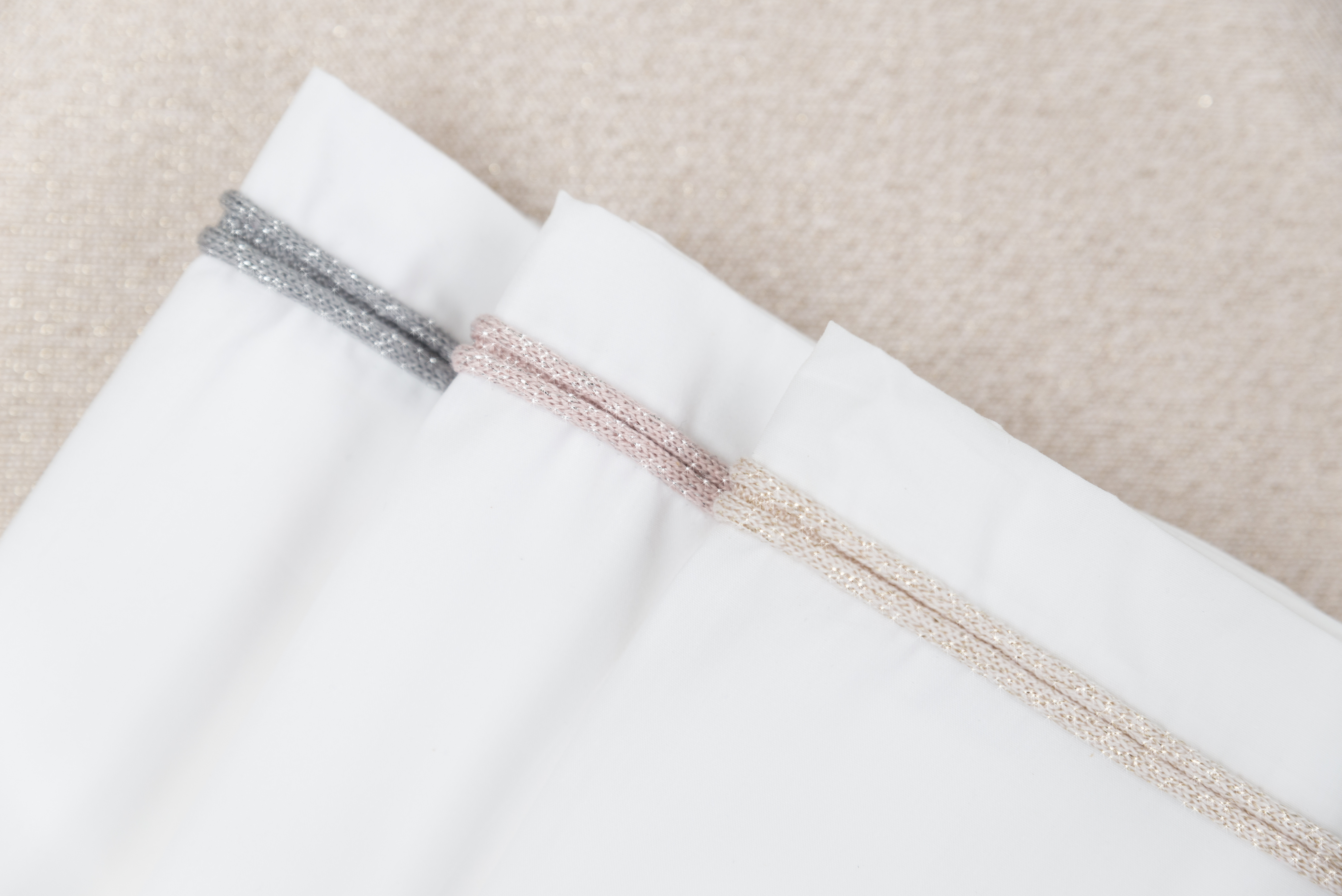 Drap berceau ruban tricoté gris-argent mêlé/blanc